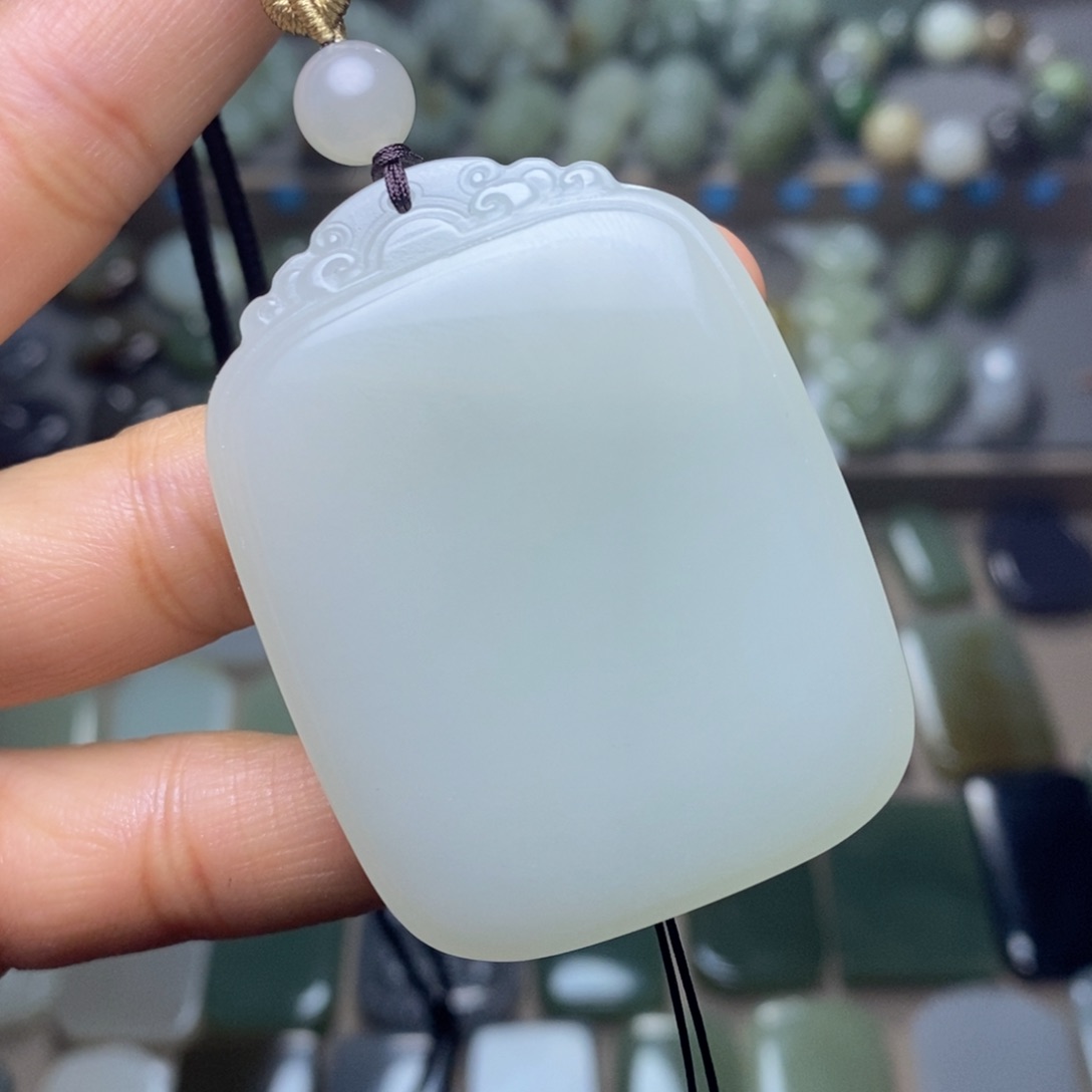 和田玉颈饰未镶嵌河****心