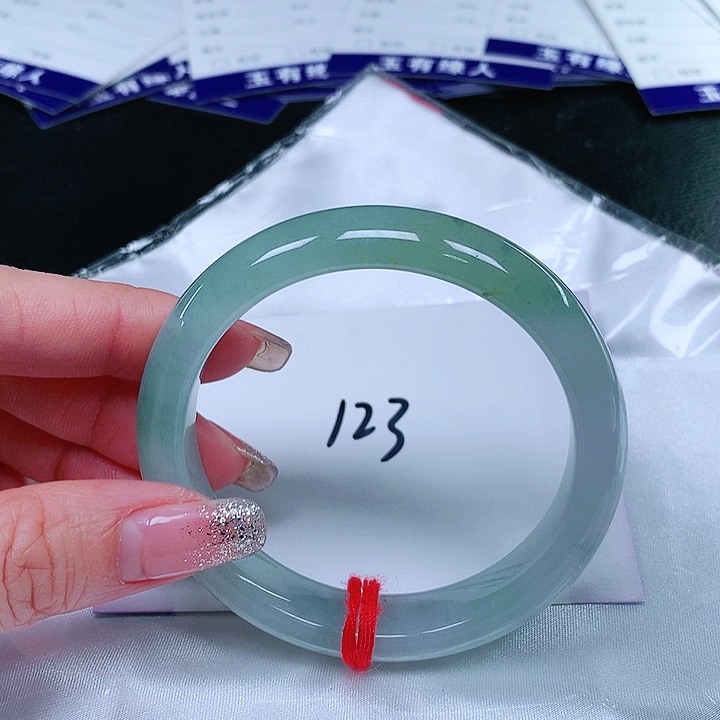 翡翠手镯未镶嵌翡翠手镯为镶嵌