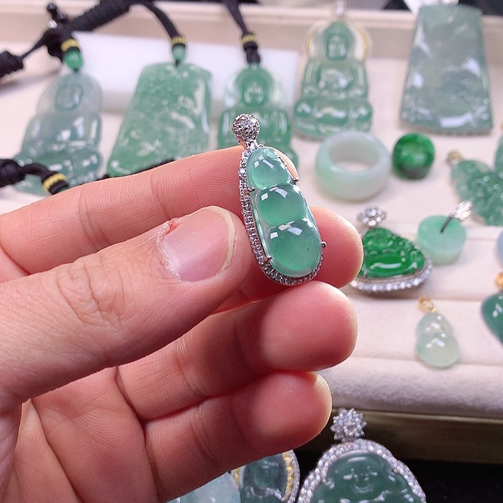 翡翠颈饰未镶嵌翡翠