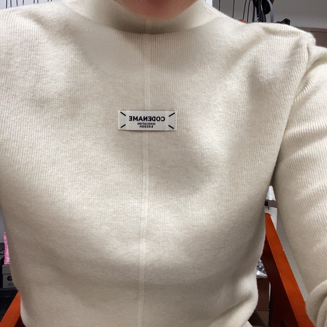 米色字母标高领针织衫