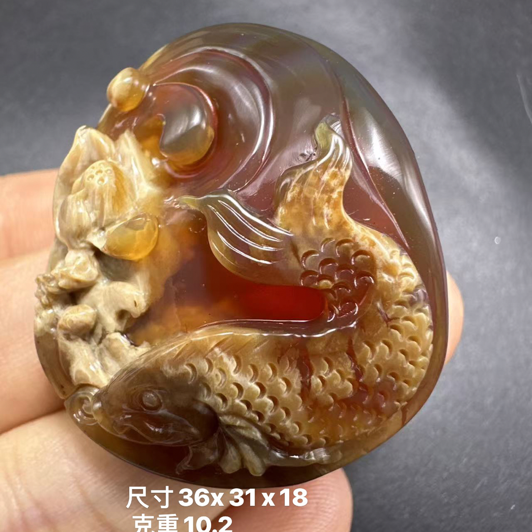 缅甸天然琥珀雕刻瓷白溶洞连年有鱼吊坠挂件