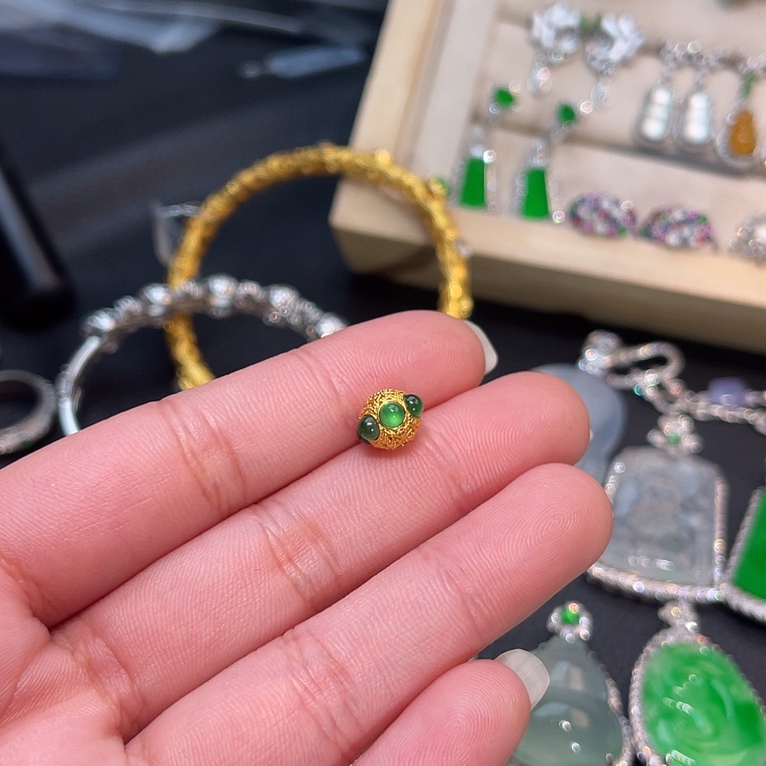 翡翠18K金镶嵌颈饰路路通