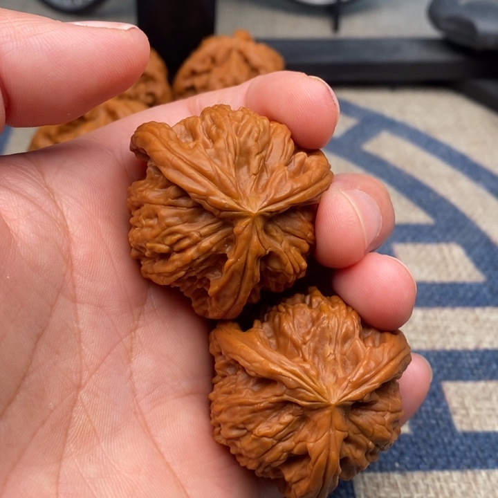 吊坠文玩核桃山***峰三棱