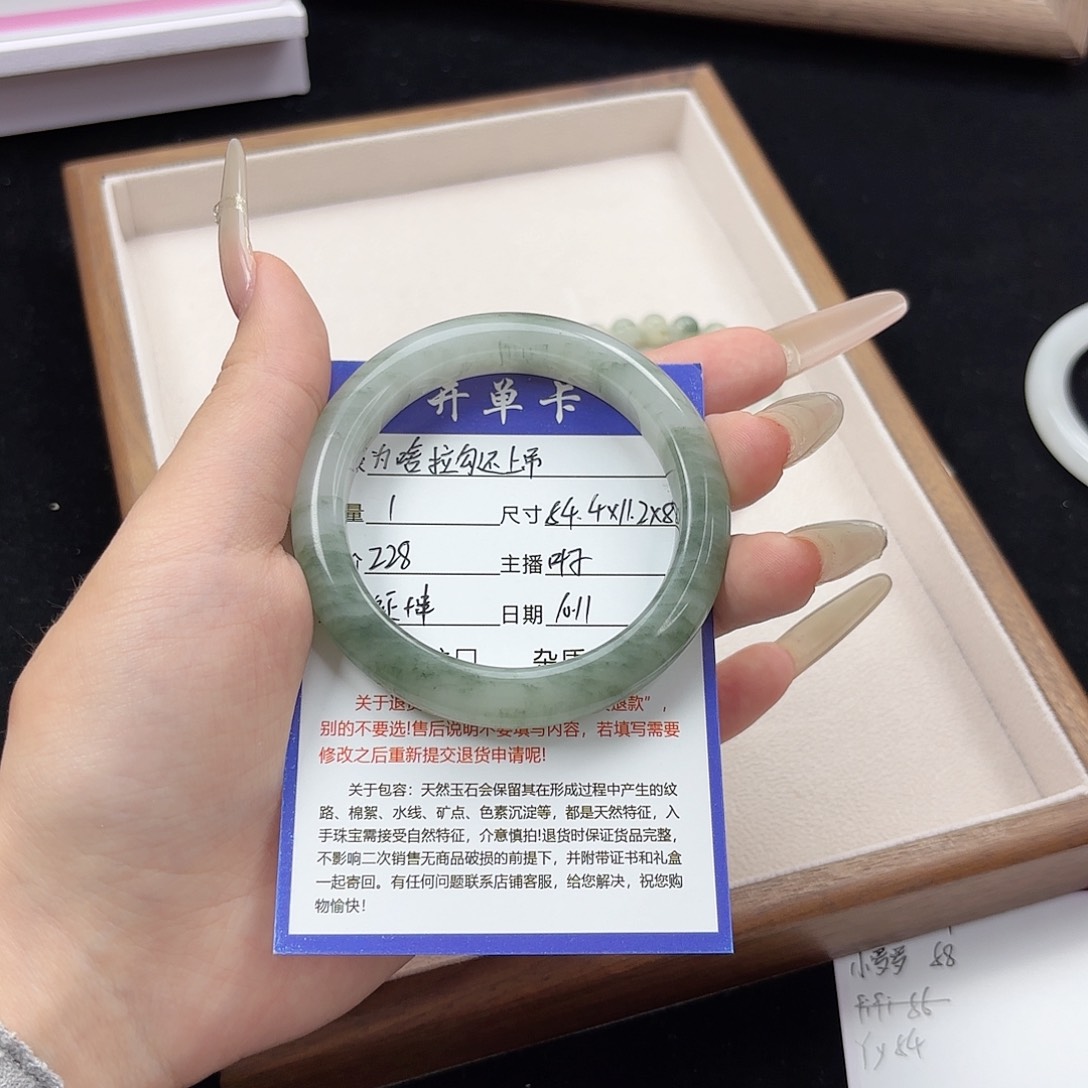 未镶嵌手镯石英岩玉为****?