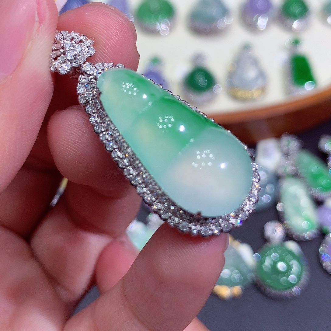 翡翠吊坠(不含链)18K金镶嵌