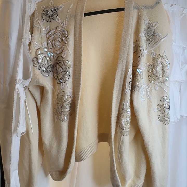 钉珠款白色毛衣呀