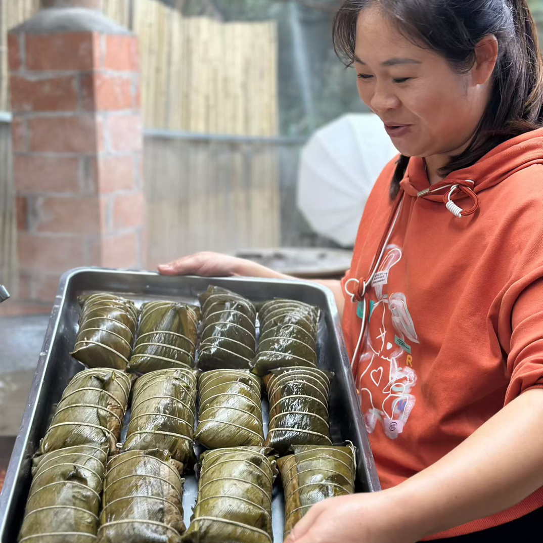 广西河池特色手工大肉粽新鲜现做香糯可口家乡味道