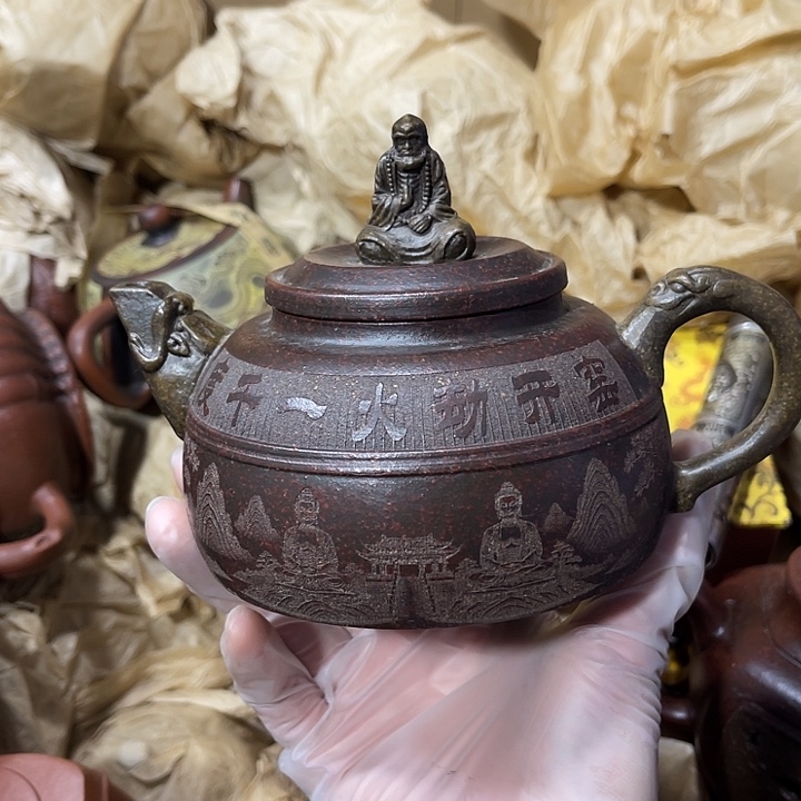 茶壶紫砂原矿泥料，手工制作的一把紫砂壶。