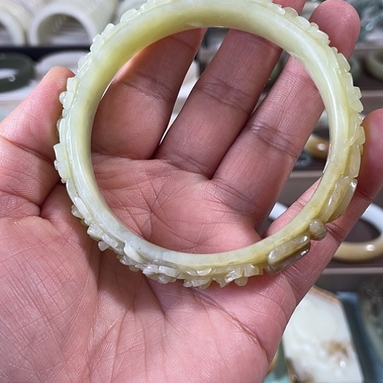 岫岩老玉（透闪石质玉）手镯未镶嵌