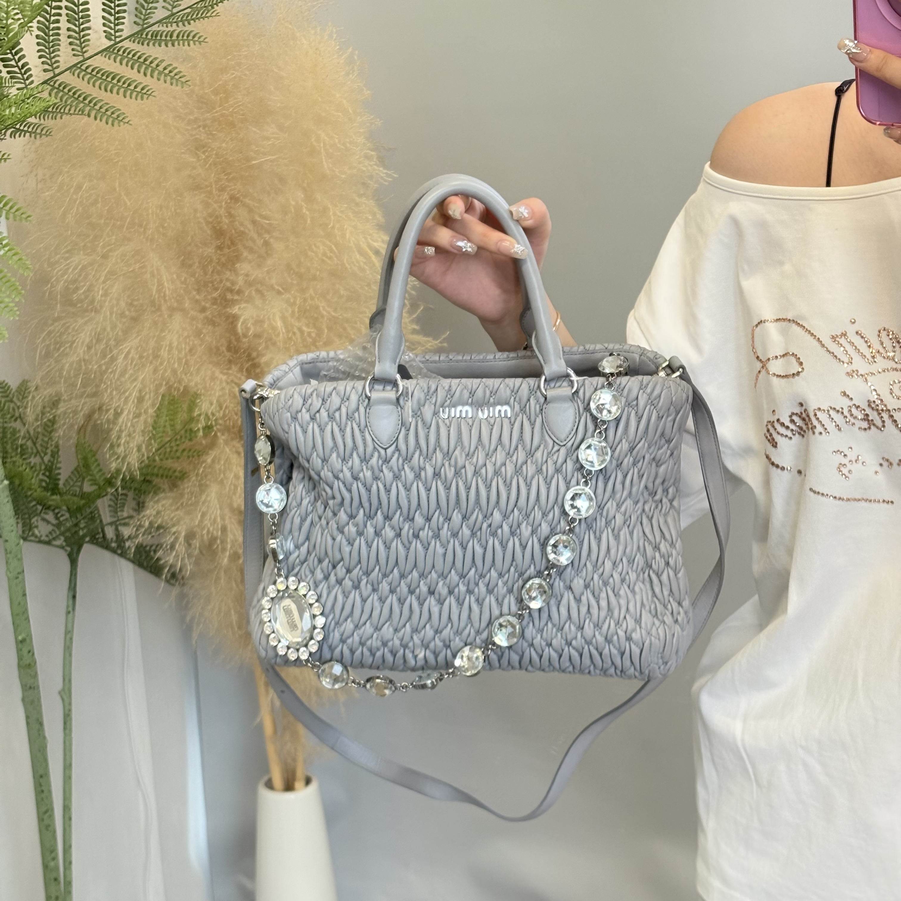 95新 MIU MIU/缪缪 灰色褶皱钻链手提斜挎包