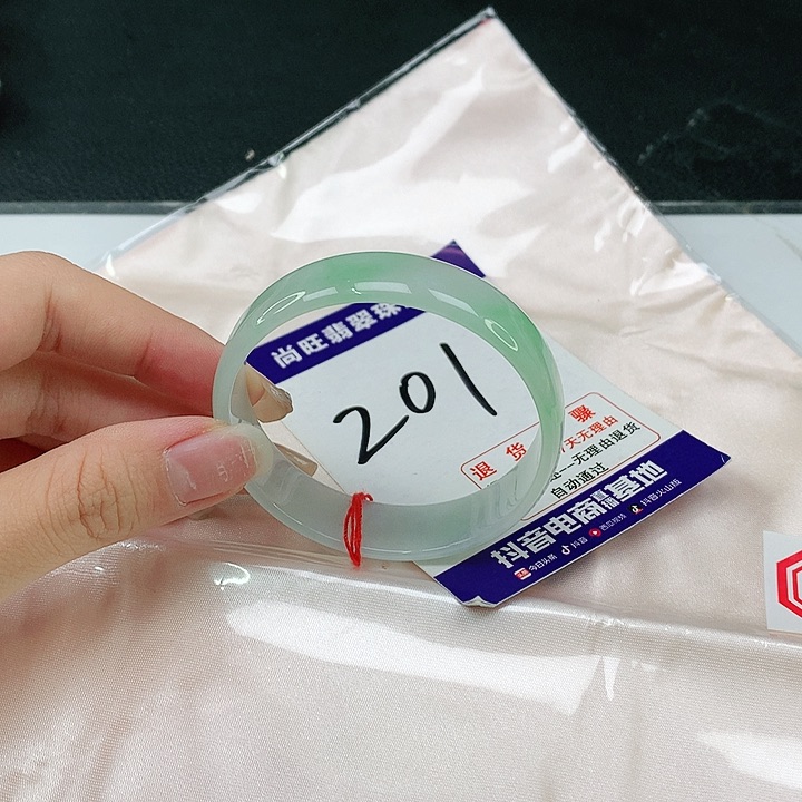 翡翠手镯未镶嵌翡翠