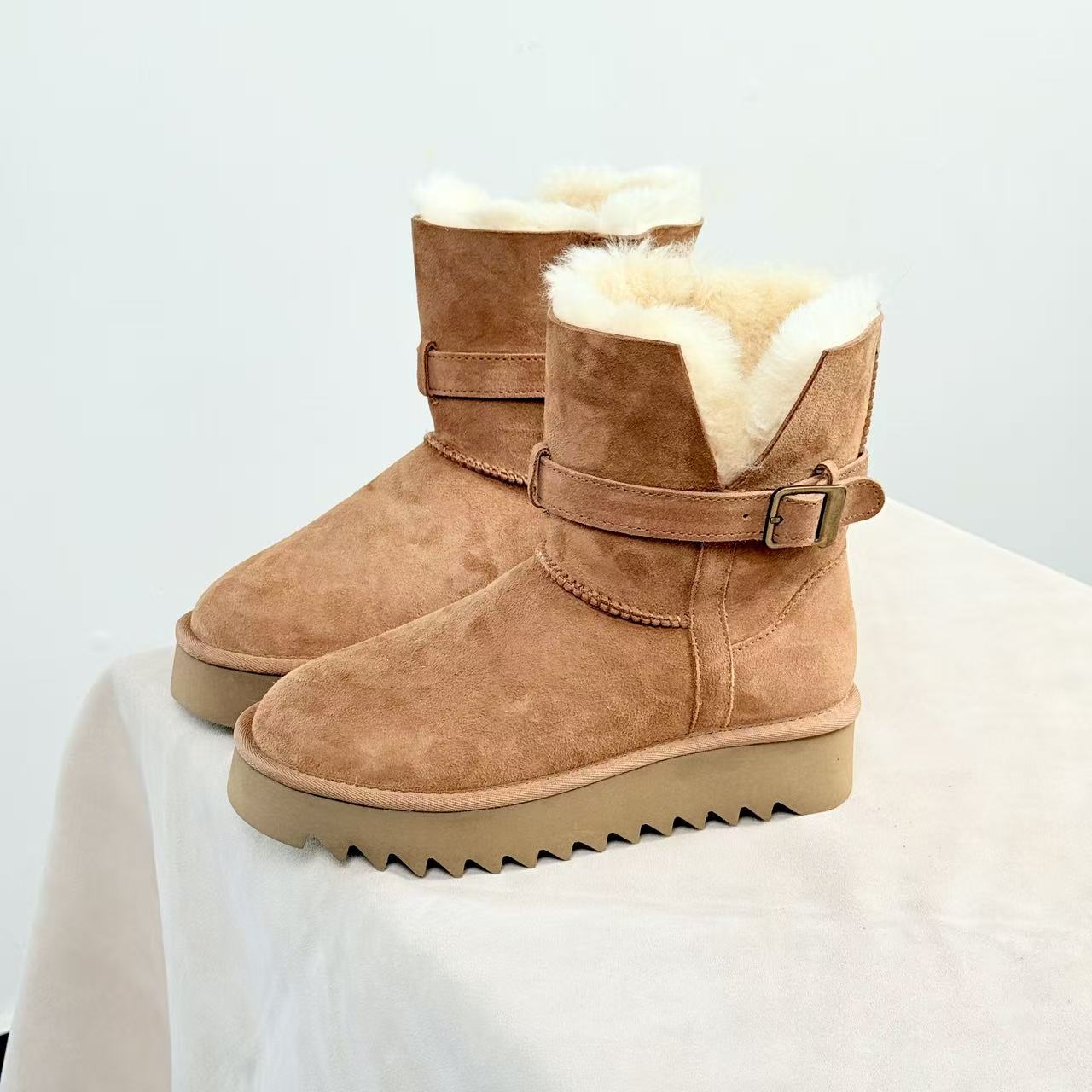 冬季保暖短筒时尚雪地靴女士雪地靴经典5cm跟高DN24324     