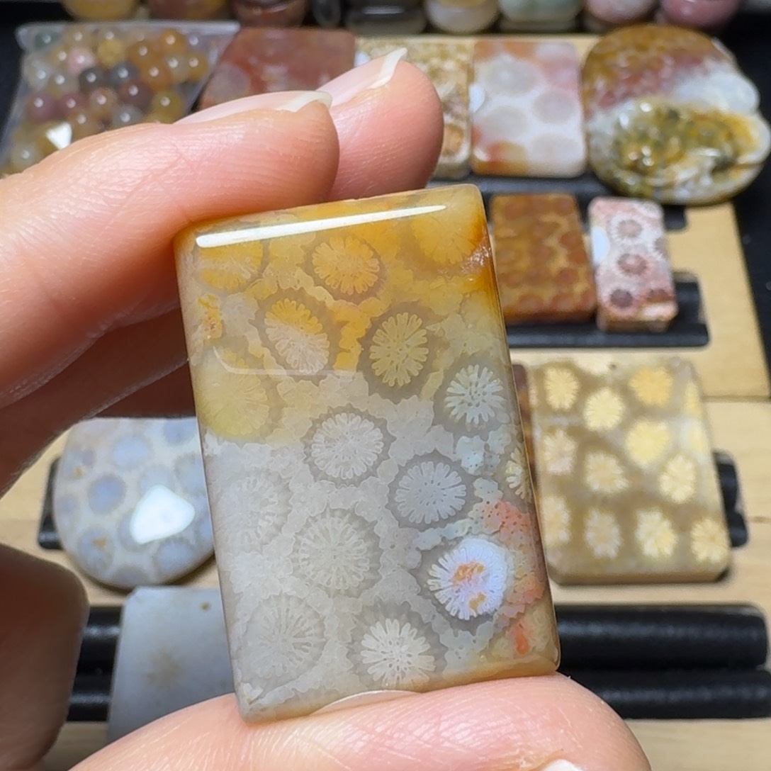 硅化玉飘点彩的果冻花未镶嵌