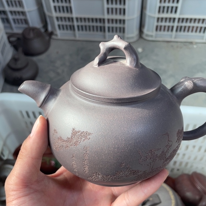 山**风老厂紫砂壶一件。