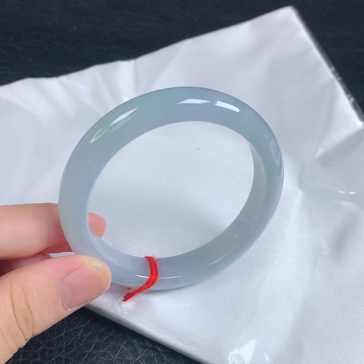 翡翠手镯未镶嵌。。