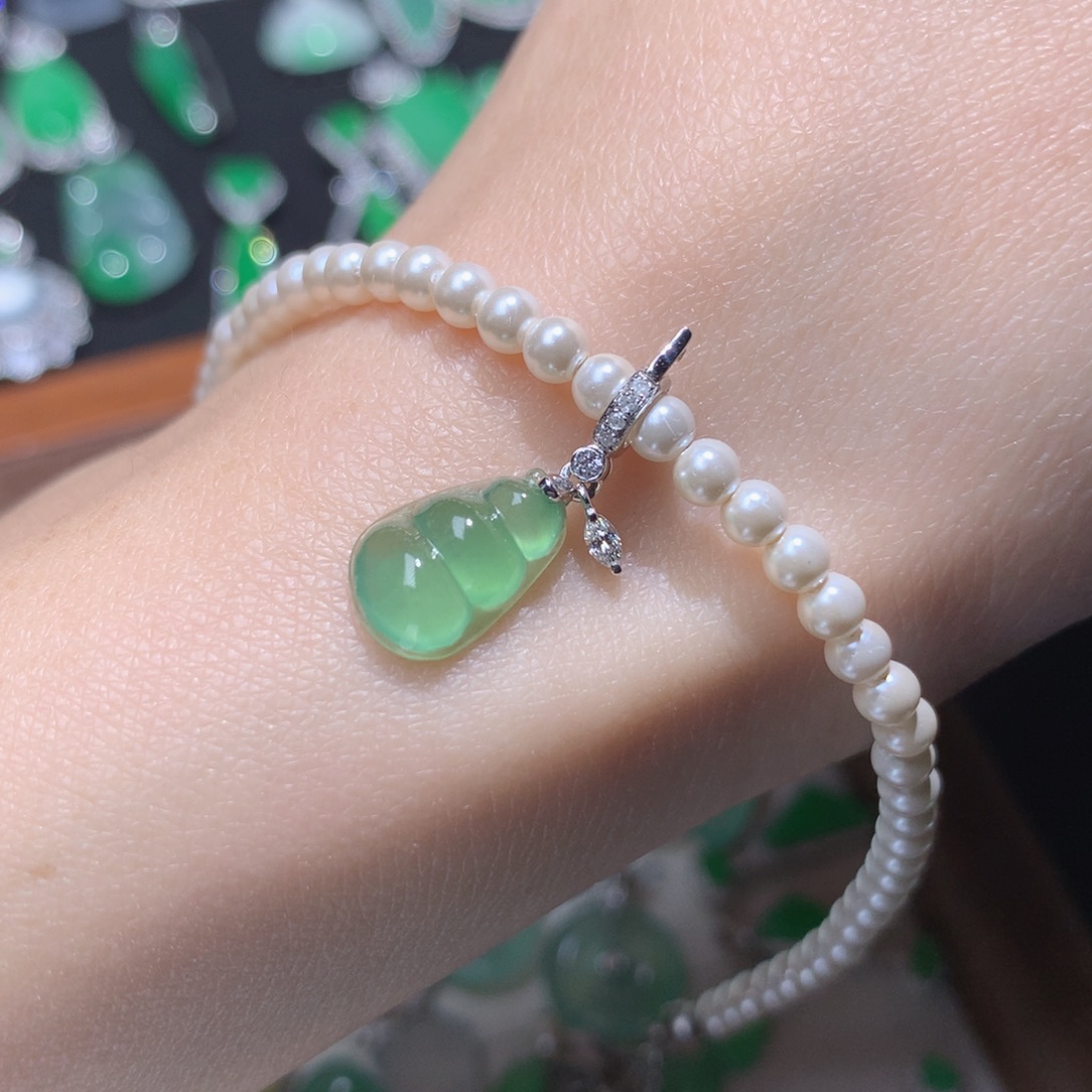 翡翠18K金镶嵌颈饰高冰透绿豆子滴流