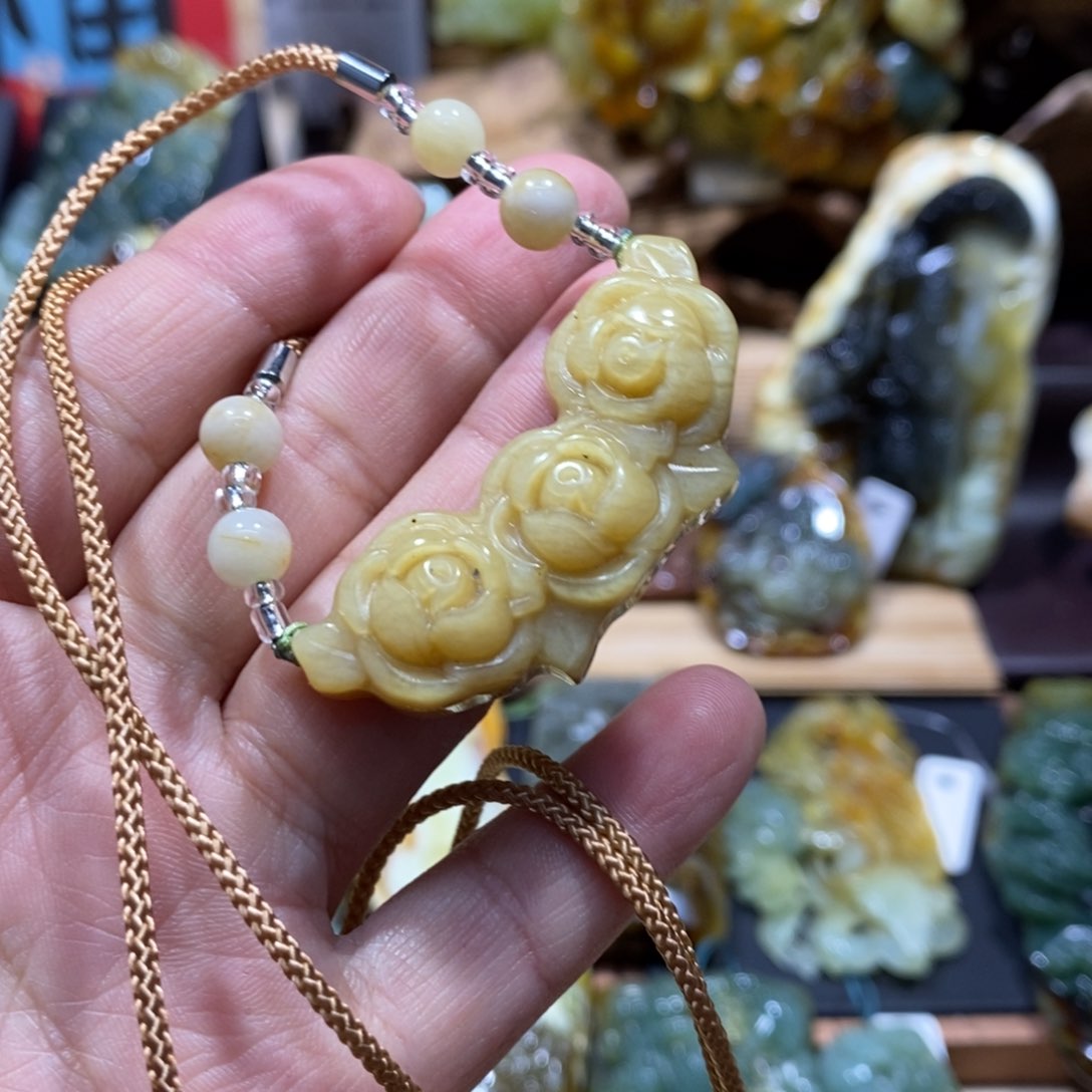 蛇纹石玉颈饰未镶嵌