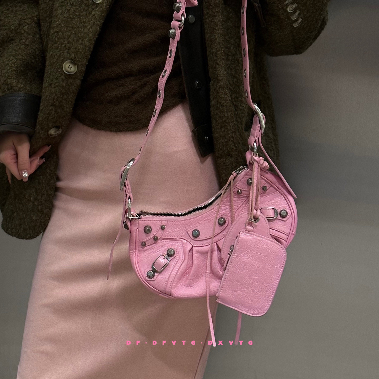 95新 Balenciaga/巴黎世家 巴黎世家pink月牙机车爱心镜子斜挎包K