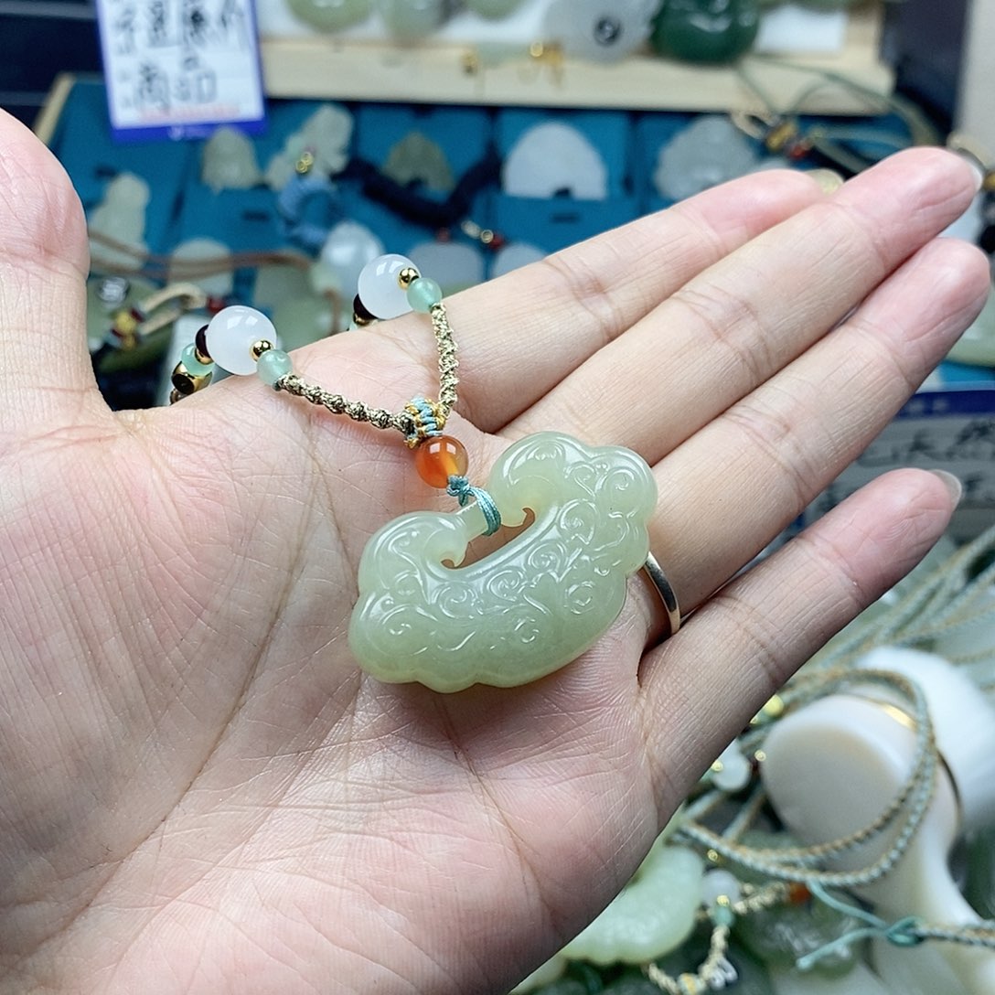 和田玉未镶嵌颈饰照***美平安锁1607