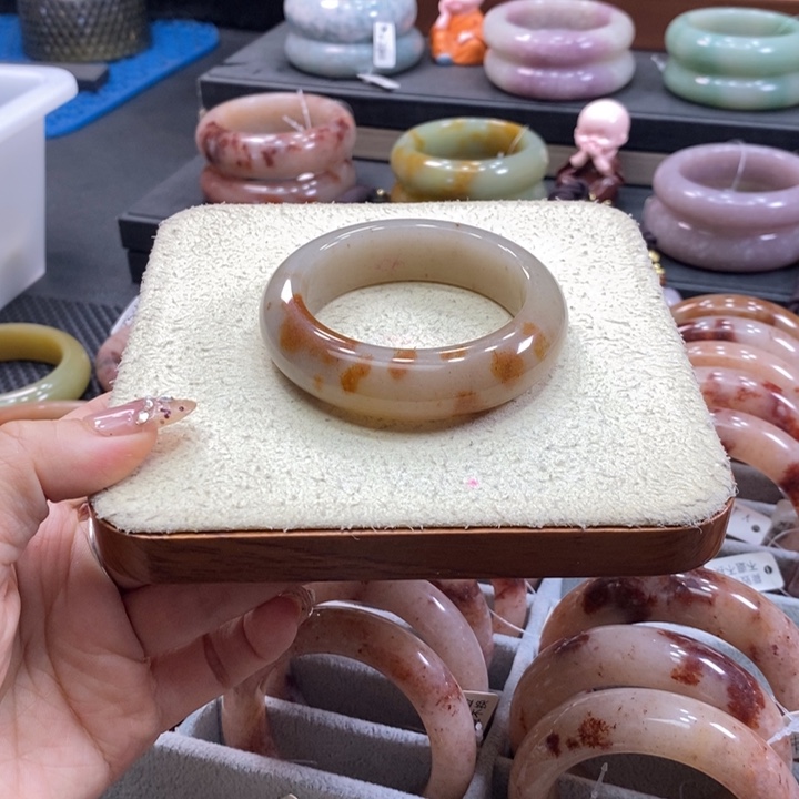 未镶嵌手镯石英岩玉