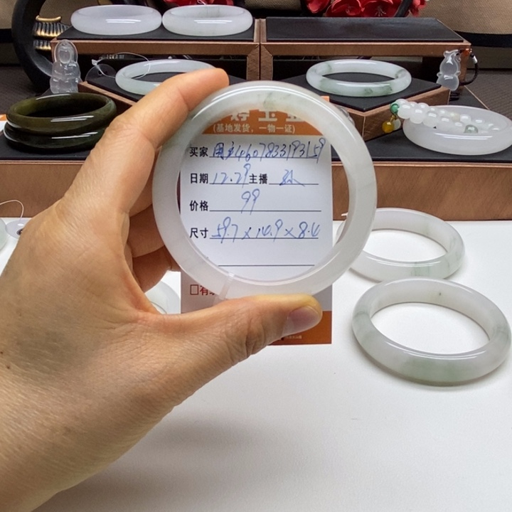 用***9石英质玉未镶嵌手镯