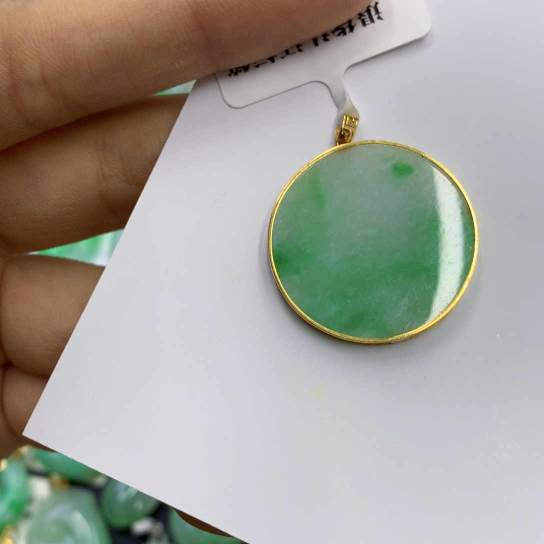 翡翠18K金镶嵌颈饰翡翠