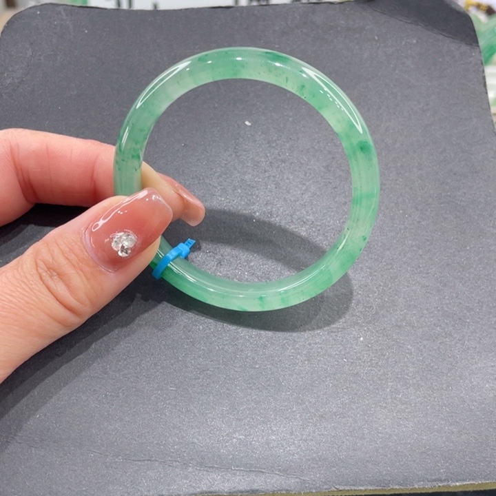 未镶嵌手镯石英质玉瓷**梦