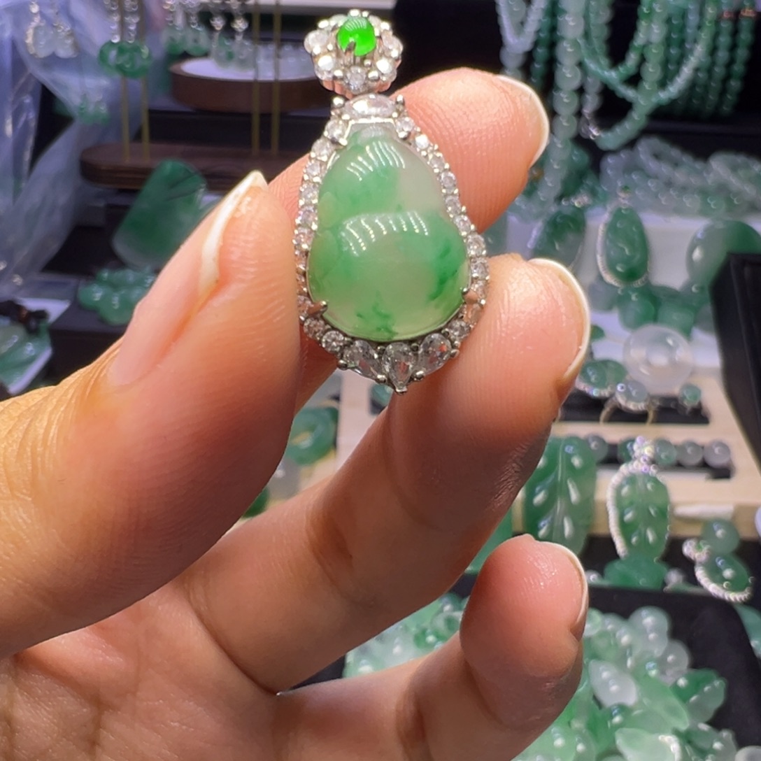 石英质玉未镶嵌颈饰