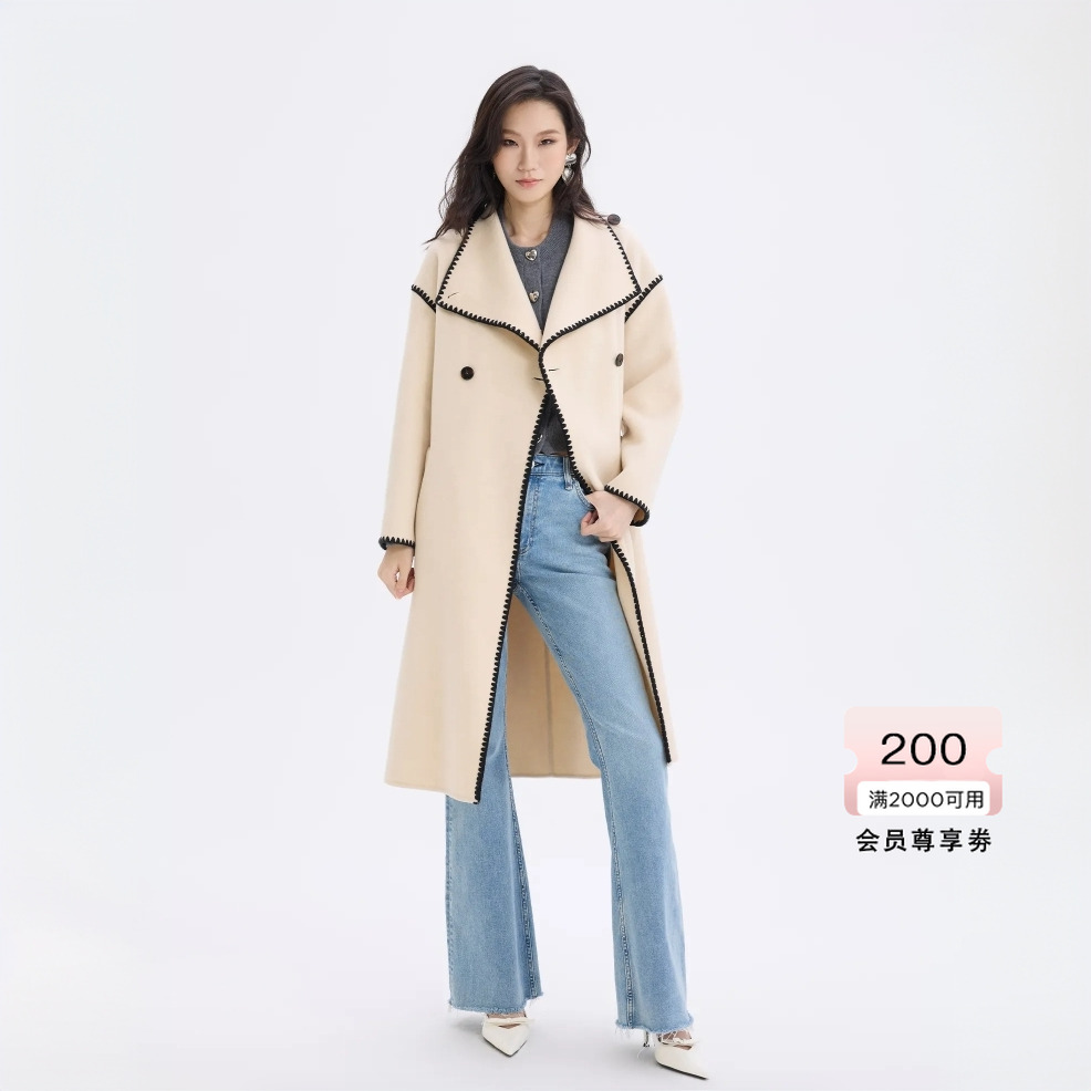 bebe2025秋冬新款女士高智淡人风翻领拼色含绵羊毛大衣372103