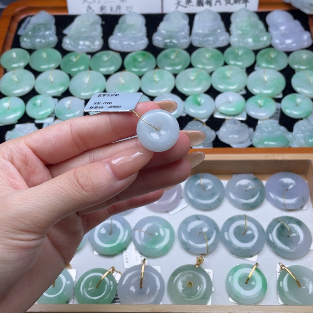 翡翠未镶嵌颈饰平安扣