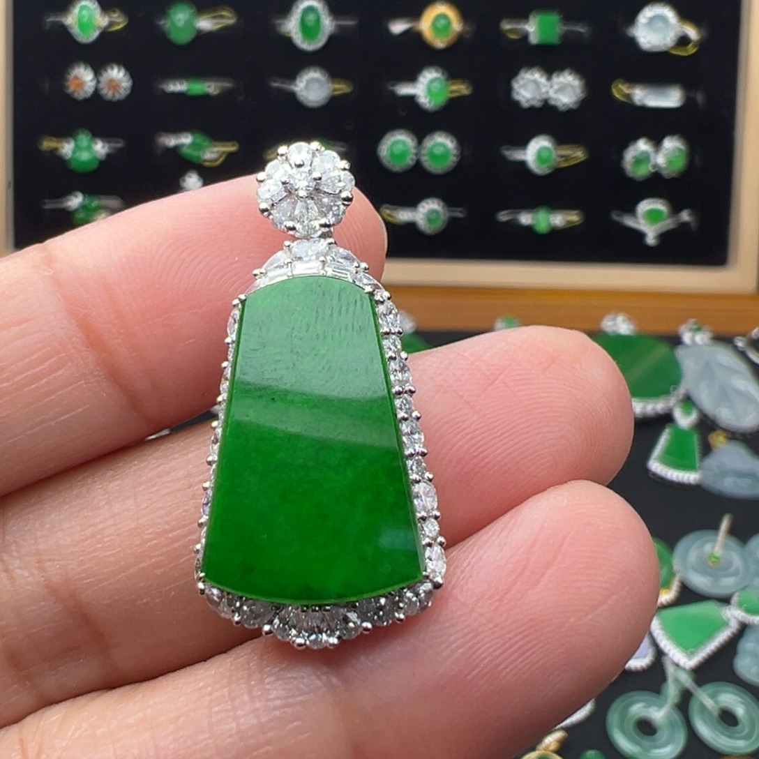 翡翠18K金镶嵌颈饰牌