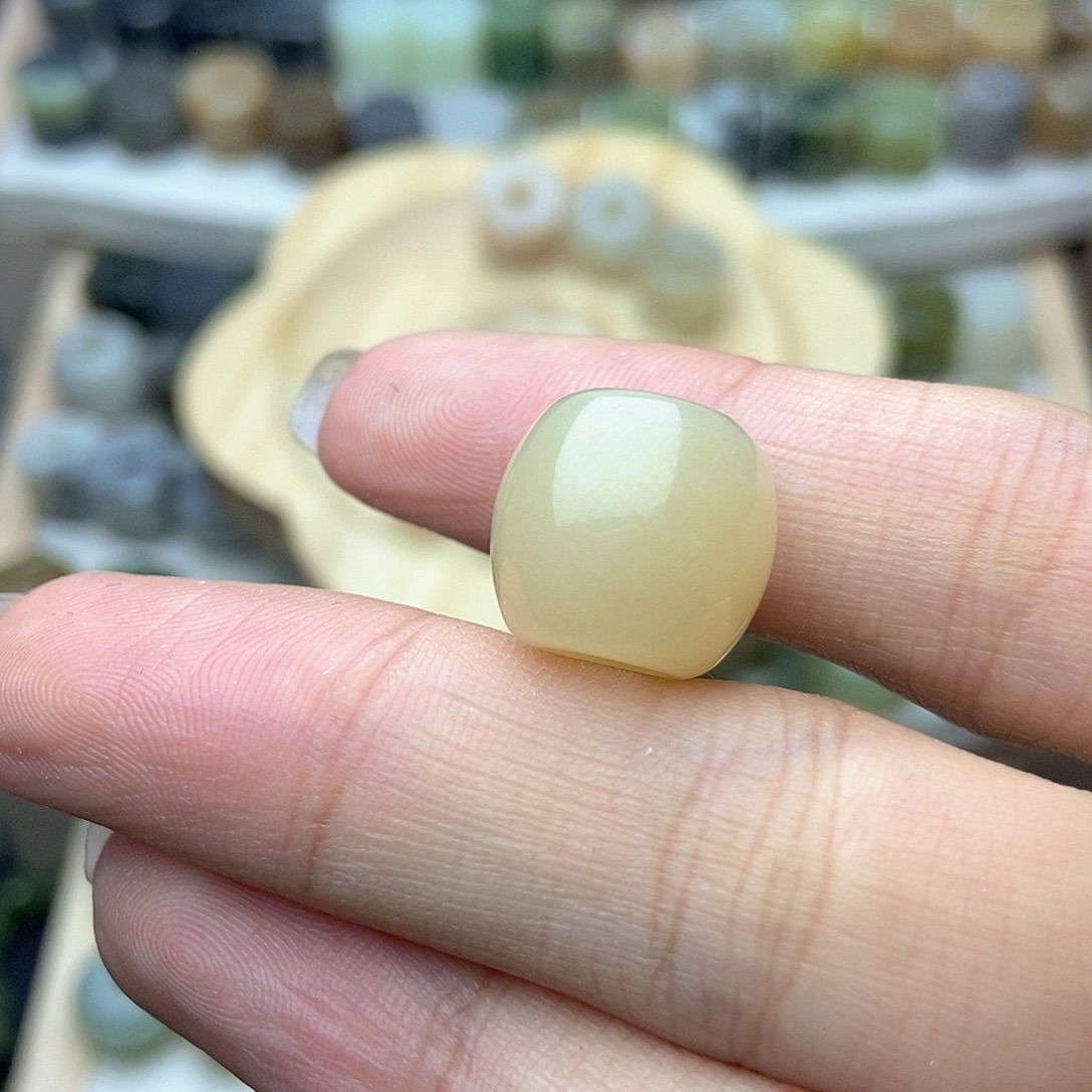 平***路和田玉未镶嵌颈饰买断不退不换