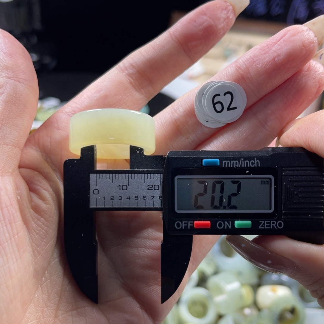 蛇纹石玉未镶嵌戒指