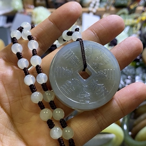 岫玉未镶嵌颈饰一个