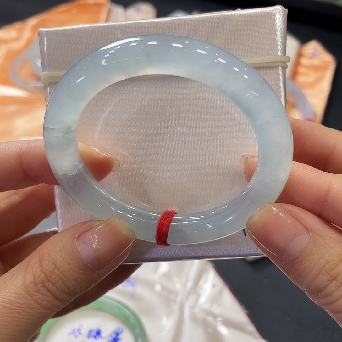 翡翠手镯未镶嵌翡翠手镯