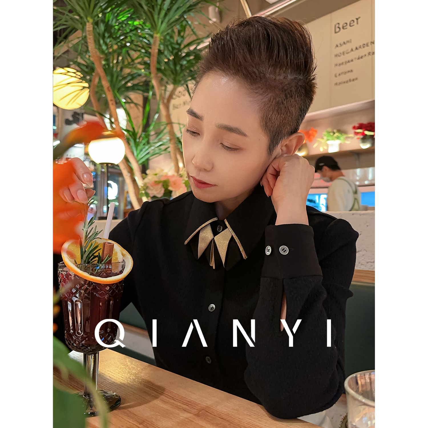 纤屹2025“黑咖啡”醋酸混纺上衣流光风时尚法式显瘦女装衬衫