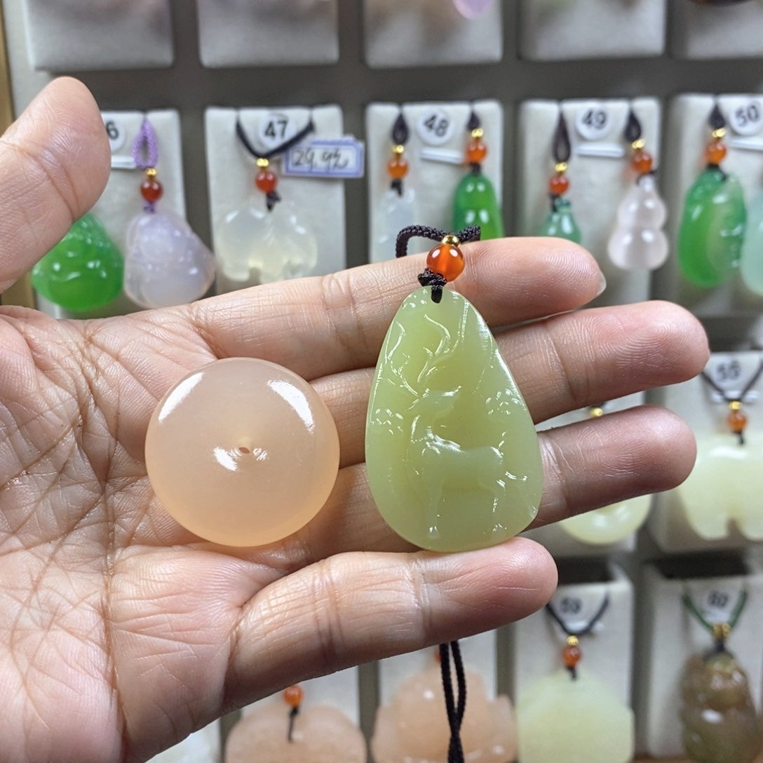 颈饰未镶嵌石英质玉（金丝玉）墨*阁