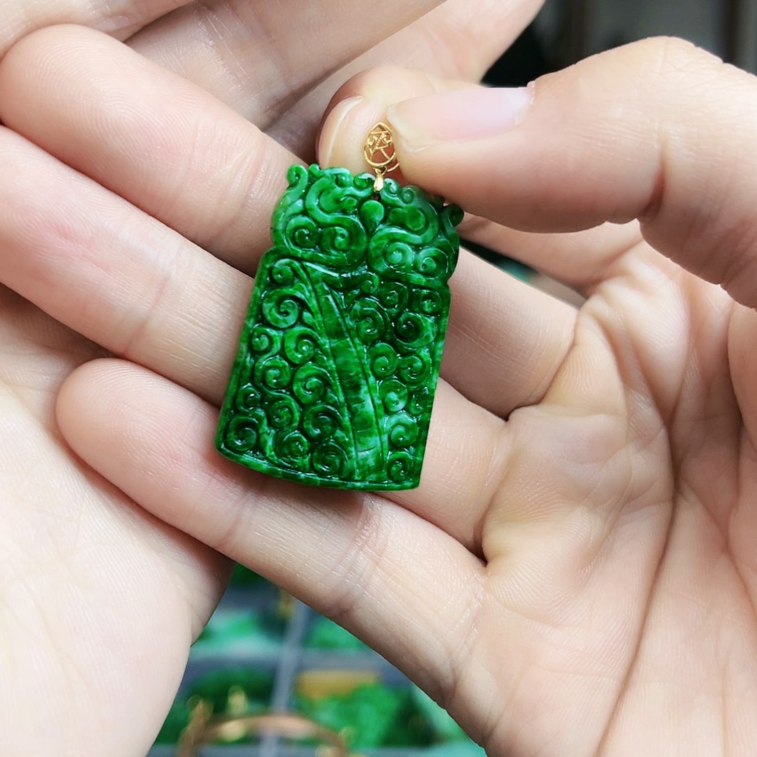 翡翠颈饰18K金镶嵌吊坠