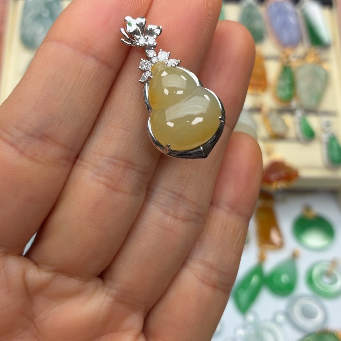 翡翠18K金镶嵌颈饰