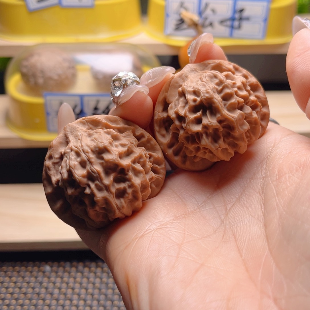 文玩核桃把件人**虹龙鳞