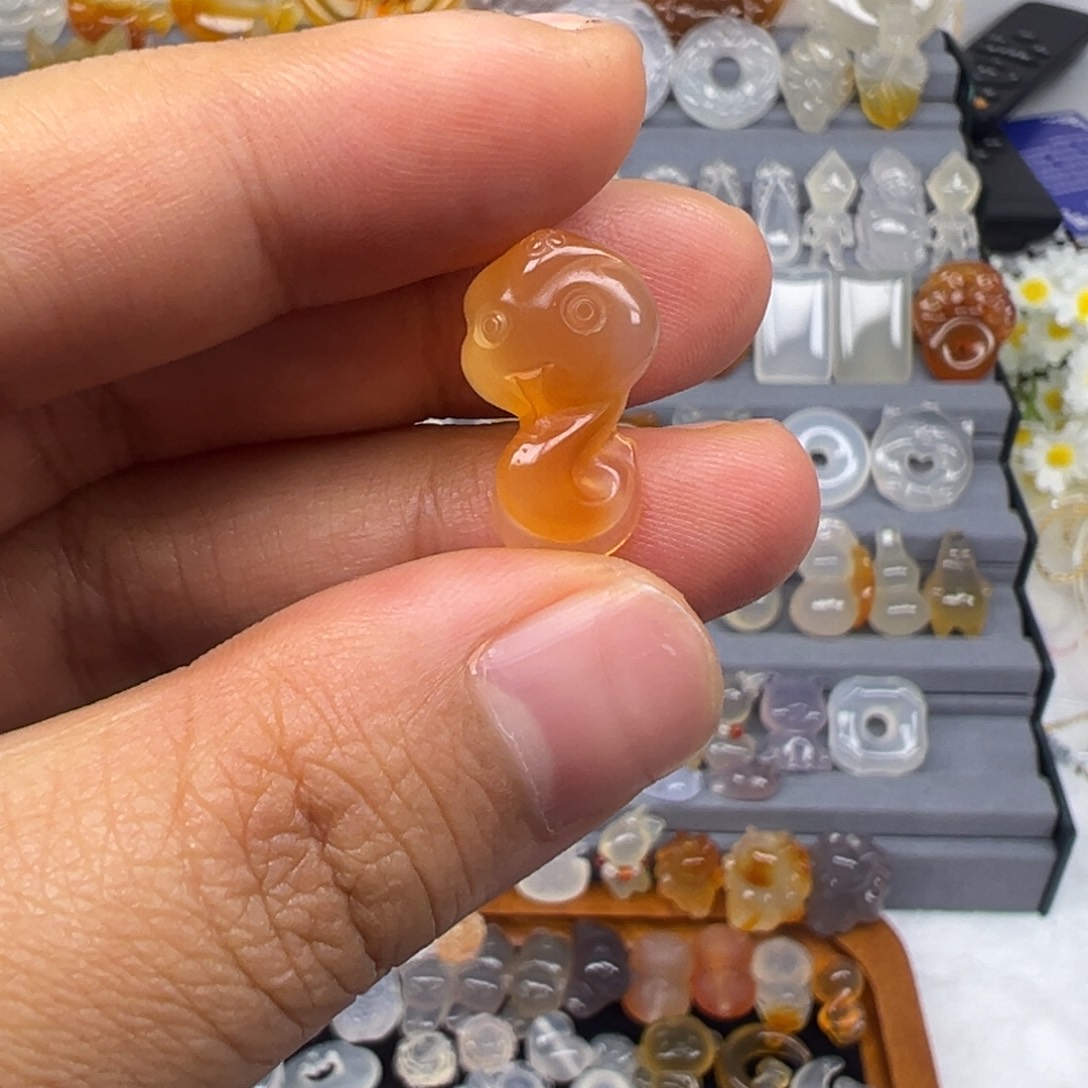 七***七玛瑙/玉髓未镶嵌颈饰小蛇无绳