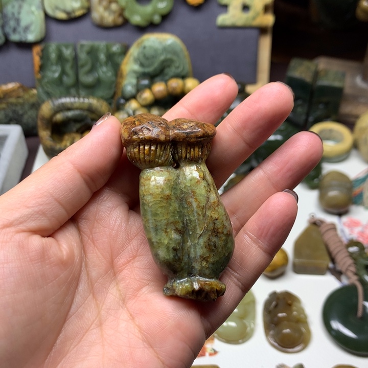 透闪石质玉未镶嵌颈饰