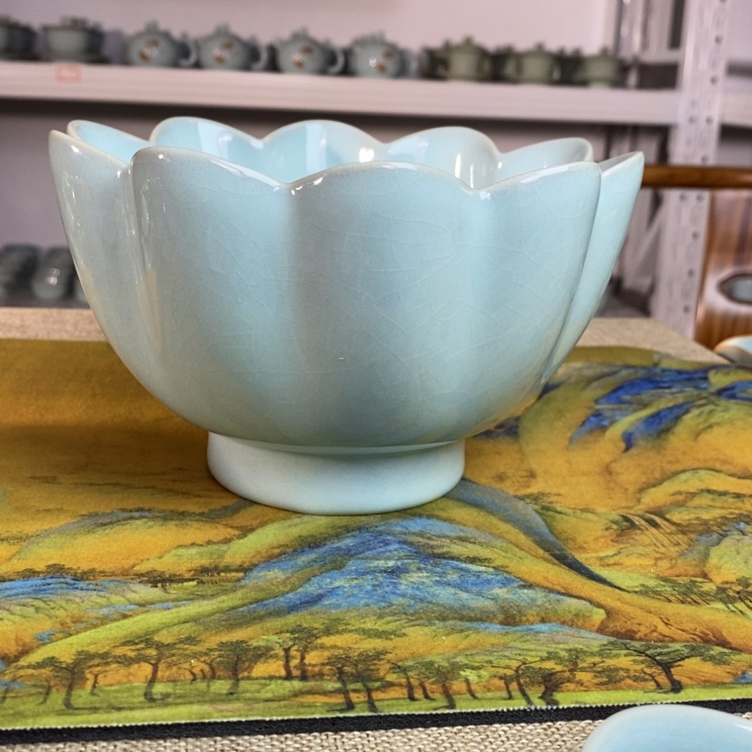 【闪购商品】天青莲花碗微微瑕。。。。
