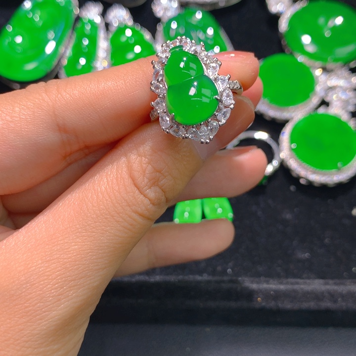 翡翠银S925镶嵌戒指一个