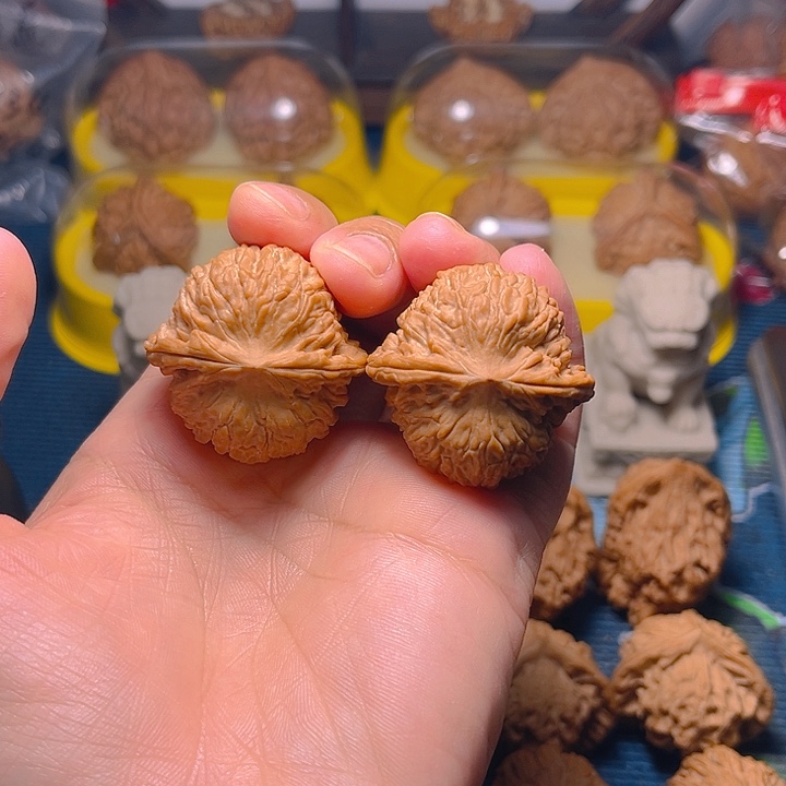 文玩核桃吊坠红豆