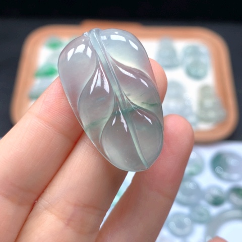 翡翠颈饰未镶嵌冰种飘花叶子