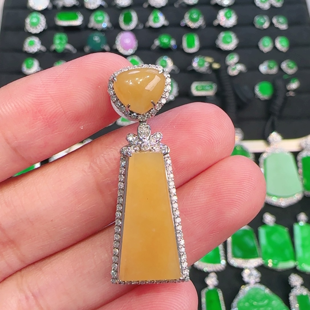 翡翠18K金镶嵌颈饰吊坠