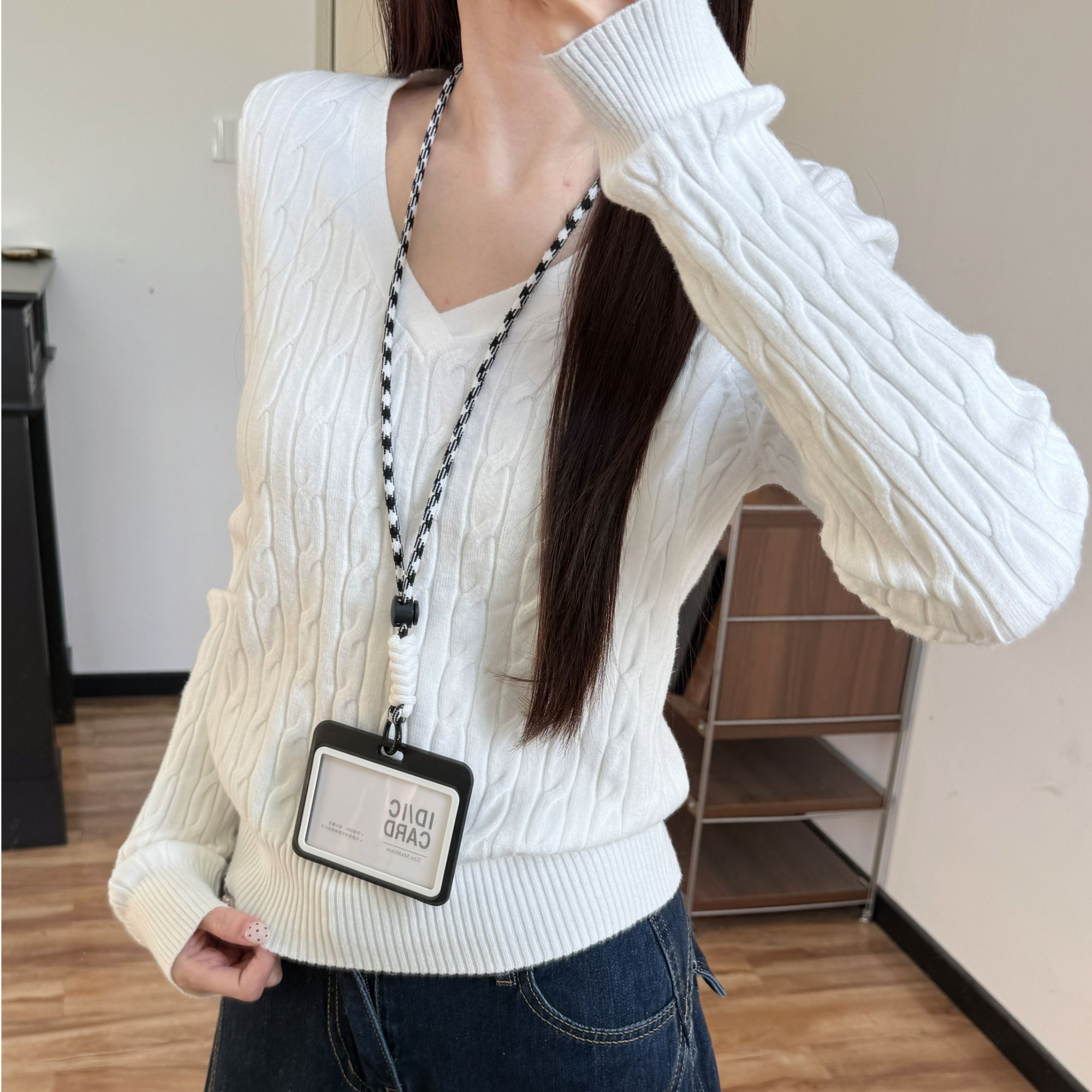 GL 简约百搭显瘦时尚小众麻花V领针织毛衣修身打底上衣过年新款