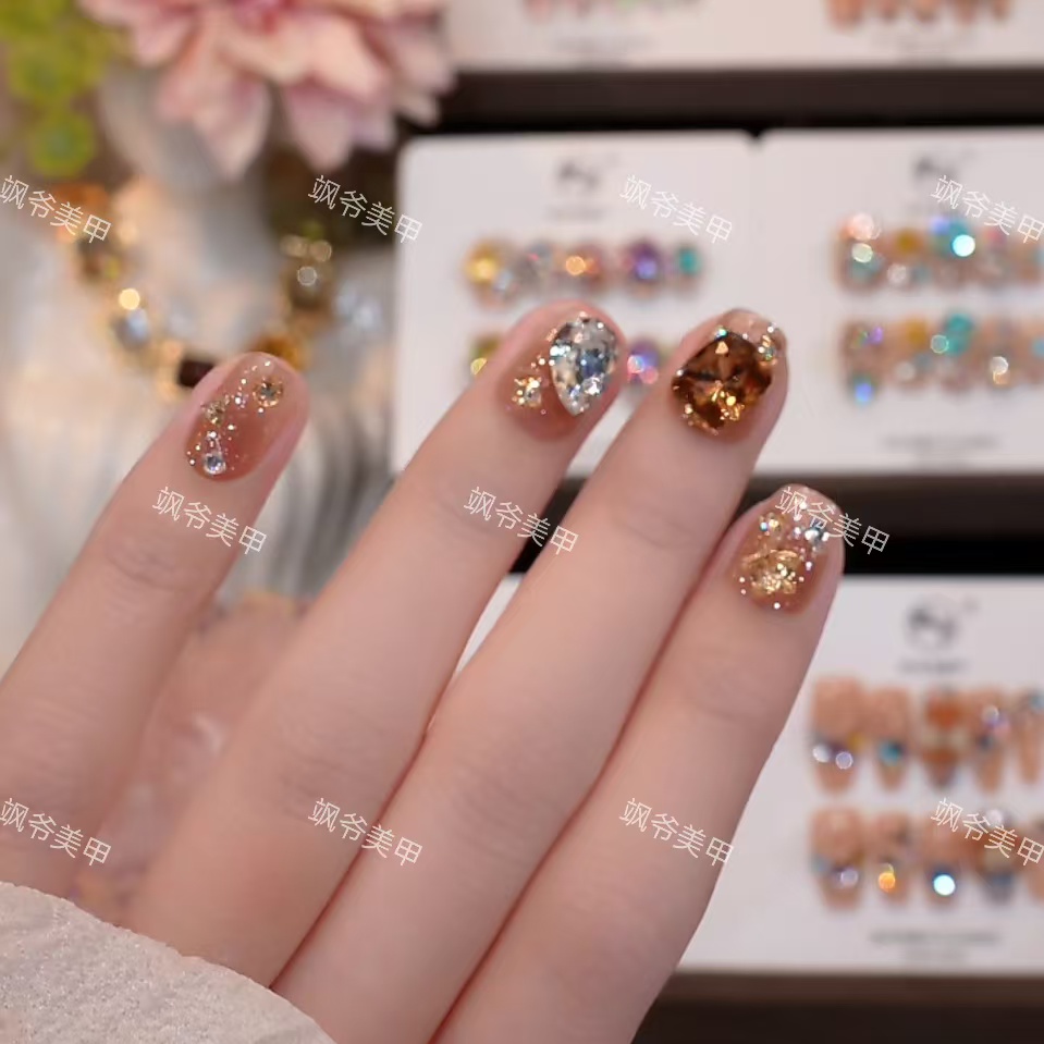 爆闪慕斯-SAYE轻奢美甲店-手工穿戴甲-钻石店-重复佩戴-掉钻包补