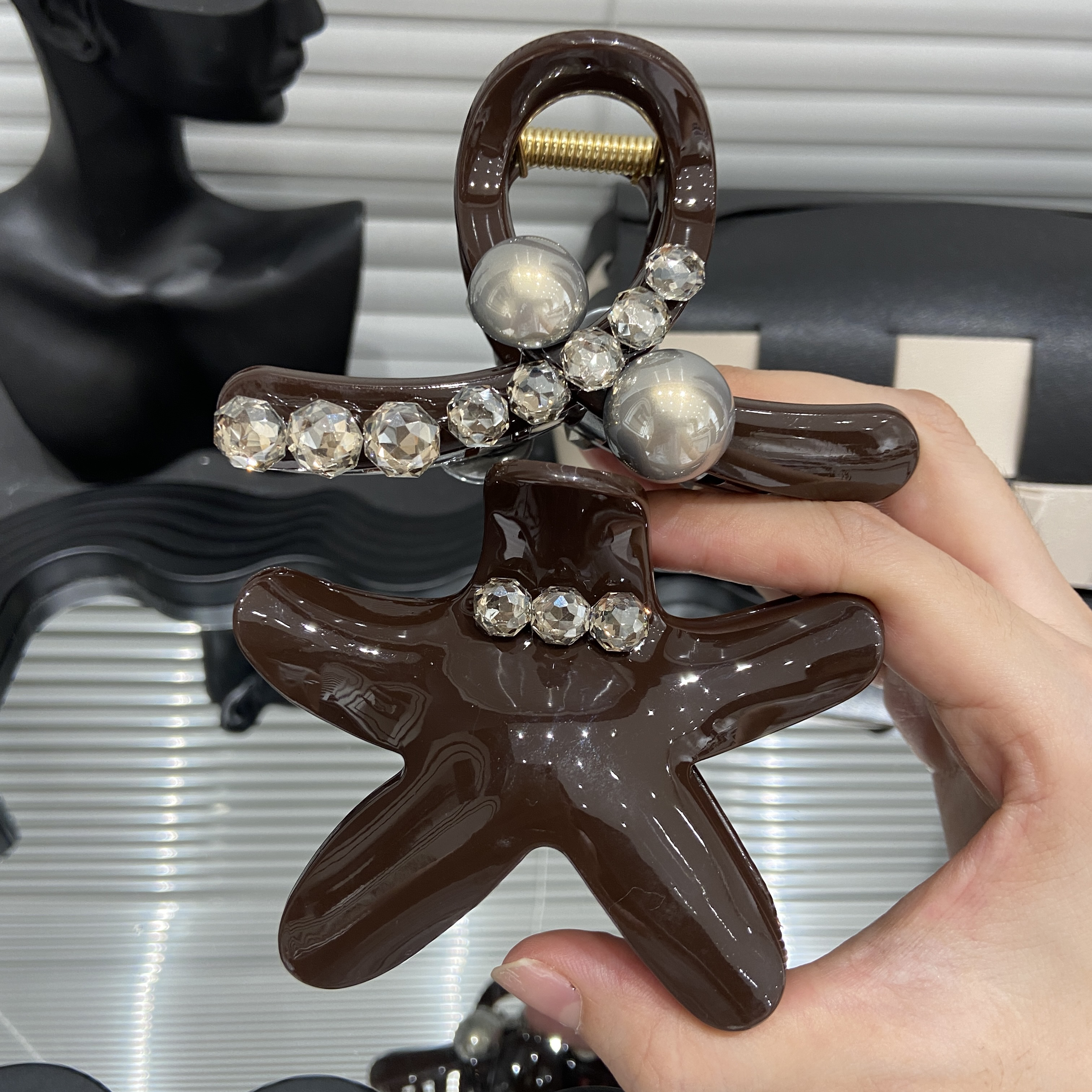 E4997 巧克力圆珠水钻抓夹女时髦发夹女后脑勺复古盘发鲨鱼夹头饰